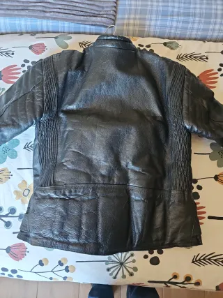 Cazadora de cuero gruesa negra