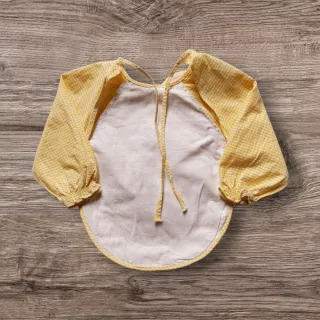 Babero de manga larga amarillo a cuadros