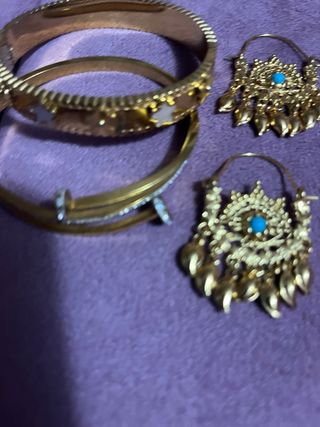 Conjunto de pulseras y pendientes dorados