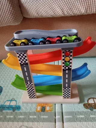 Garaje de coches de madera con rampas