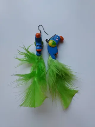 Pendientes de loro con plumas