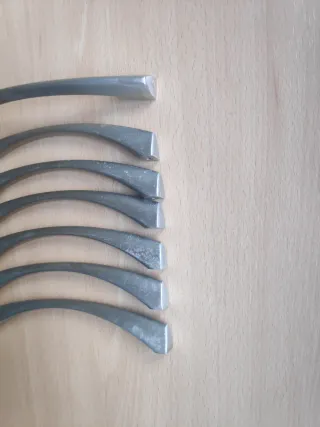 Tiradores de metal plateados