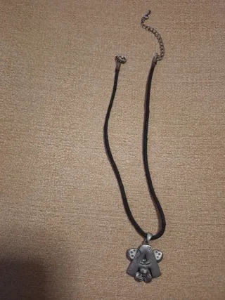 Collana con ciondolo lettera A in metallo