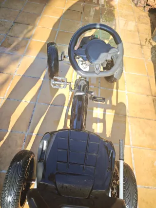 Coche a pedales deportivo