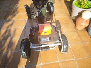 Coche a pedales deportivo