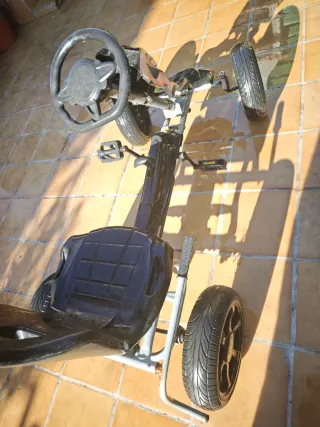 Coche a pedales deportivo