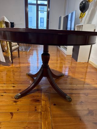Mesa de comedor de madera