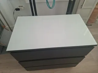 Cómoda Ikea 3 cajones madera y cristal