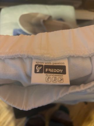 Pantaloncini sportivi bianchi con banda rossa