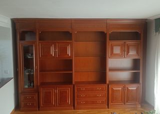 Mueble de salón de madera y cristal
