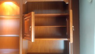 Mueble de salón de madera y cristal