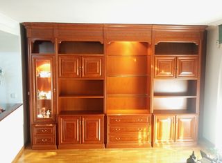 Mueble de salón de madera y cristal