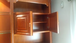 Mueble de salón de madera y cristal