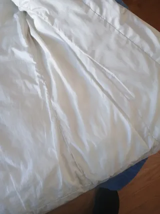 Abrigo beige con capucha