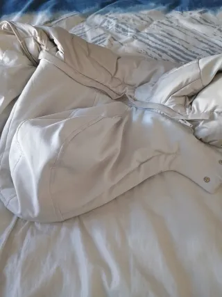 Abrigo beige con capucha