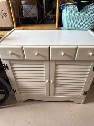 Mueble de madera blanco