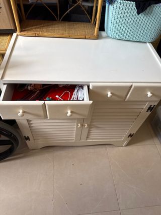 Mueble de madera blanco