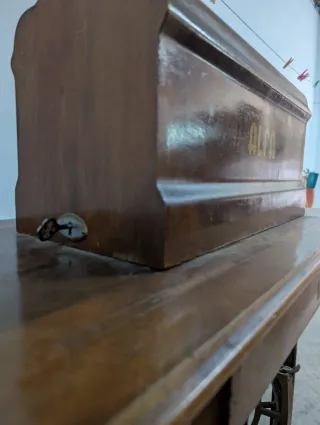 Máquina de coser Alfa antigua