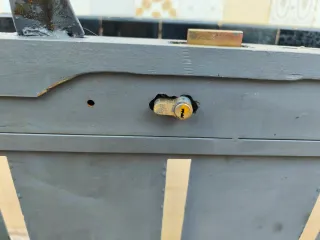 Puerta de calle metálica con diseño