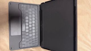 Custodia Dexnor per iPad 9/10.2 con Tastiera Nera