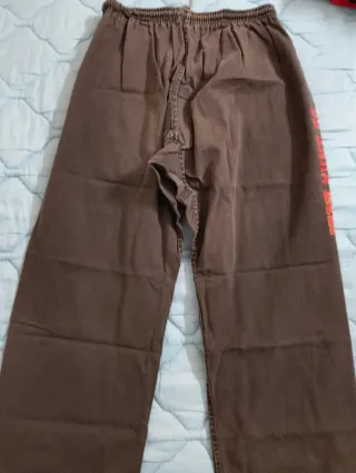 Pantaloni larghi marroni e rossi