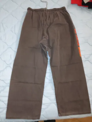 Pantaloni larghi marroni e rossi