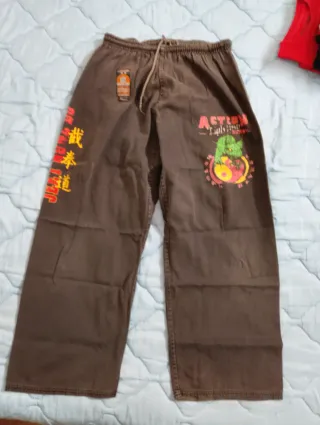 Pantaloni larghi marroni e rossi