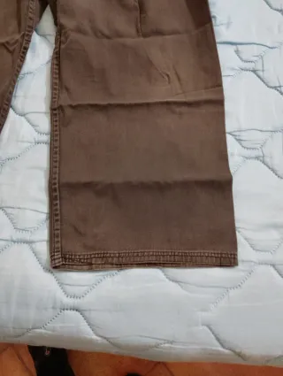 Pantaloni larghi marroni e rossi