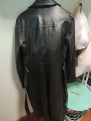 Levita de cuero mujer negra