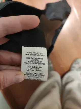 Levita de cuero mujer negra