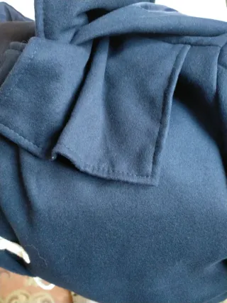 Chaquetón azul con botones de madera