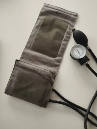 Tensiómetro manual con manómetro