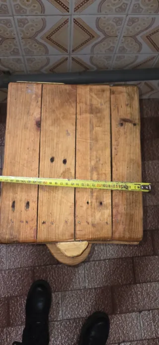 Cubo organizador rústico de madera con ruedas