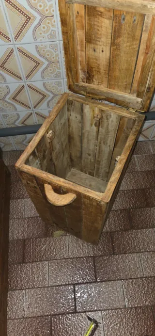 Cubo organizador rústico de madera con ruedas