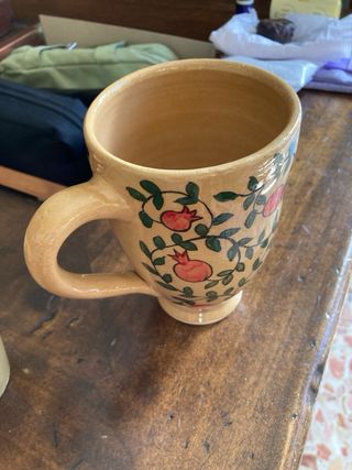 Tazza in ceramica decorata con melograni