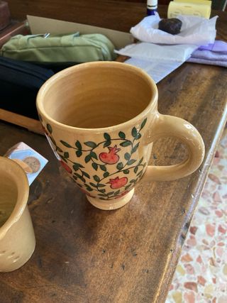 Tazza in ceramica decorata con melograni