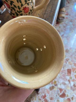 Tazza in ceramica decorata con melograni