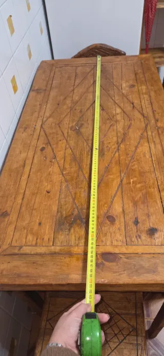 Mesa rústica de madera con 4 sillas