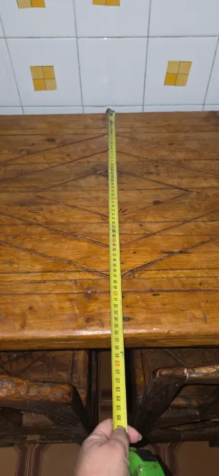 Mesa rústica de madera con 4 sillas