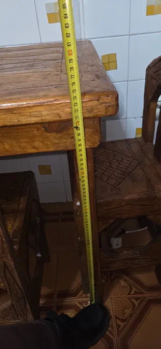 Mesa rústica de madera con 4 sillas