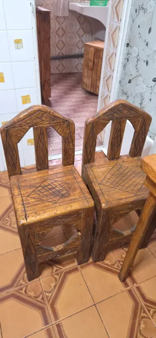 Mesa rústica de madera con 4 sillas