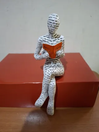 Set 2 Sculture Donne Sedute Leggono Libri
