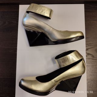 Scarpe United Nude oro con cinturino