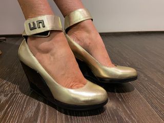 Scarpe United Nude oro con cinturino
