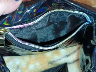 Bandolera charol negro con cremalleras