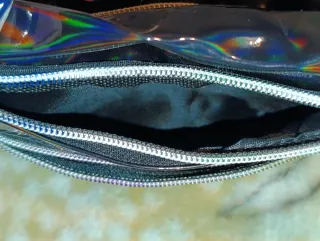 Bandolera charol negro con cremalleras