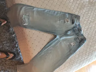 Pantalón vaquero desgastado