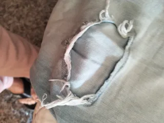 Pantalón vaquero desgastado