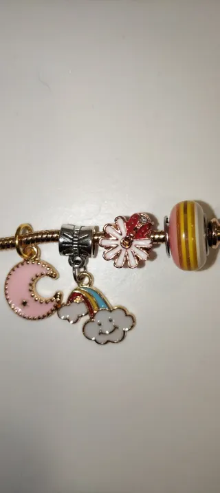 Pulsera ajustable con charms de fantasía