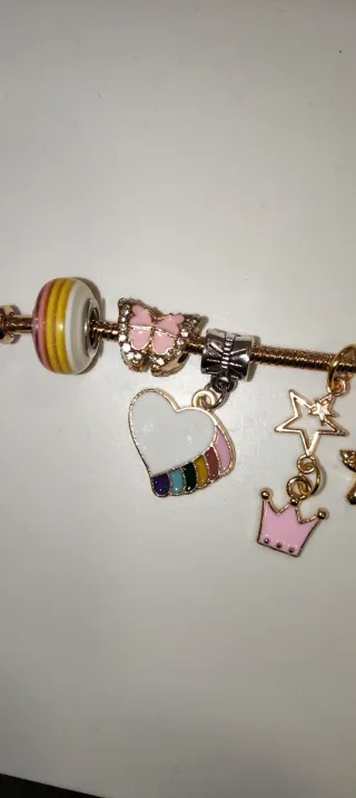 Pulsera ajustable con charms de fantasía